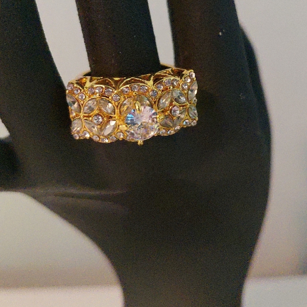 Source Unknown Elegant Golden Ring With Clear Gemstones